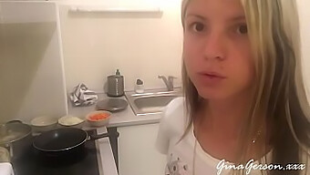 Gina Gersons Russiske Borsch-Opskrift I En Ung 18+ Video