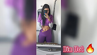 Bia, Una Morena Cachonda, Se Complace En Un Bus