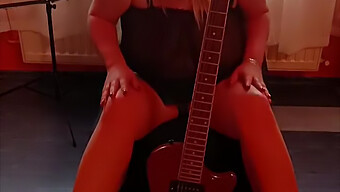 Solo Milf Gra Na Gitarze, Bawiąc Się Swoją Cipką