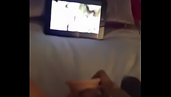 Milf Stapt Op Porno En Praat Vies Met Een Dildo