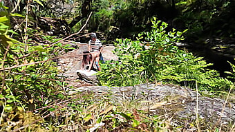 Ett Spännande Möte Mellan Ett Nakenpar Och En Främling På En Avskild Strand