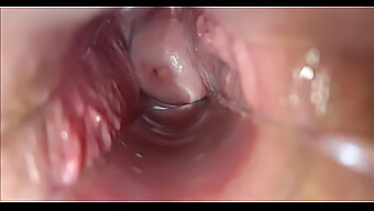 Close-Up Intenso De Uma Mulher Atingindo O Orgasmo Através Da Estimulação Vaginal