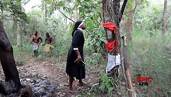 Gran Culo De Ébano Es Lamido Y Follado En Un Trío Al Aire Libre