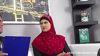 Szexi Hijaber Pénzt Kap Szexuális Szívességekért Cserébe