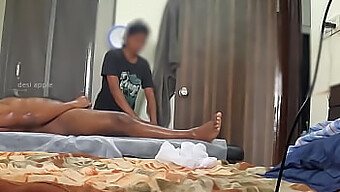 Cô Gái Spa Nhỏ Nhắn Bất Ngờ Được Hưởng Khoái Cảm Từ Một Con Cặc To.