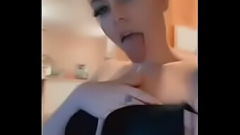 Nikmati Menonton Seorang Milf Nakal Memberikan Blowjob Deepthroat