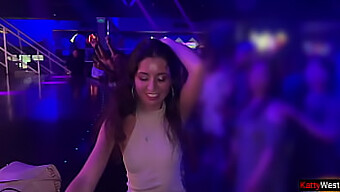 La Chica Pequeña Es Follada Duro En Todos Sus Agujeros En Un Baño De La Discoteca