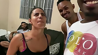 Brasileira E Três Negros Se Envolvem Em Sessão De Caseiro Profissional Interracial