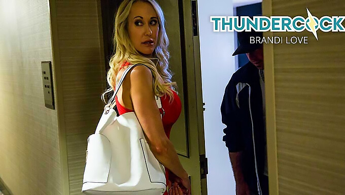 La Bionda Bomba Brandi Love Fa Un Pompino Mozzafiato E Riceve Una Massiccia Sborrata!