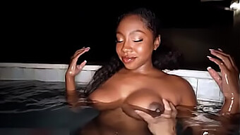 Une Belle Beauté Noire Profite Du Sexe En Plein Air Avec Vue Sur La Piscine