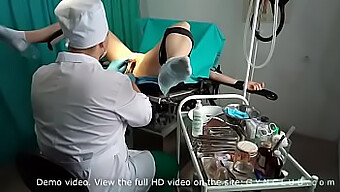 Hd Video Dievčaťa Dosahujúceho Orgazmus Počas Gynekologického Vyšetrenia