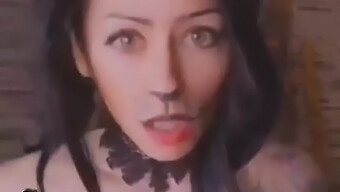 Si Cantik Berpayudara Besar Dalam Kostum Halloween Memamerkan Payudaranya Yang Besar