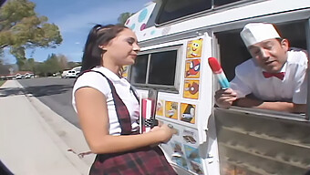 Adolescente Americana Se Ensucia Con Helado Y Corrida