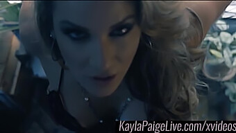 Kayla Paige Se Sleče In Intenzivno Drgne